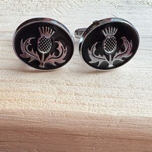 Like new! Vtg Black enamel and silver ScotishThistle Cufflinks. See description.